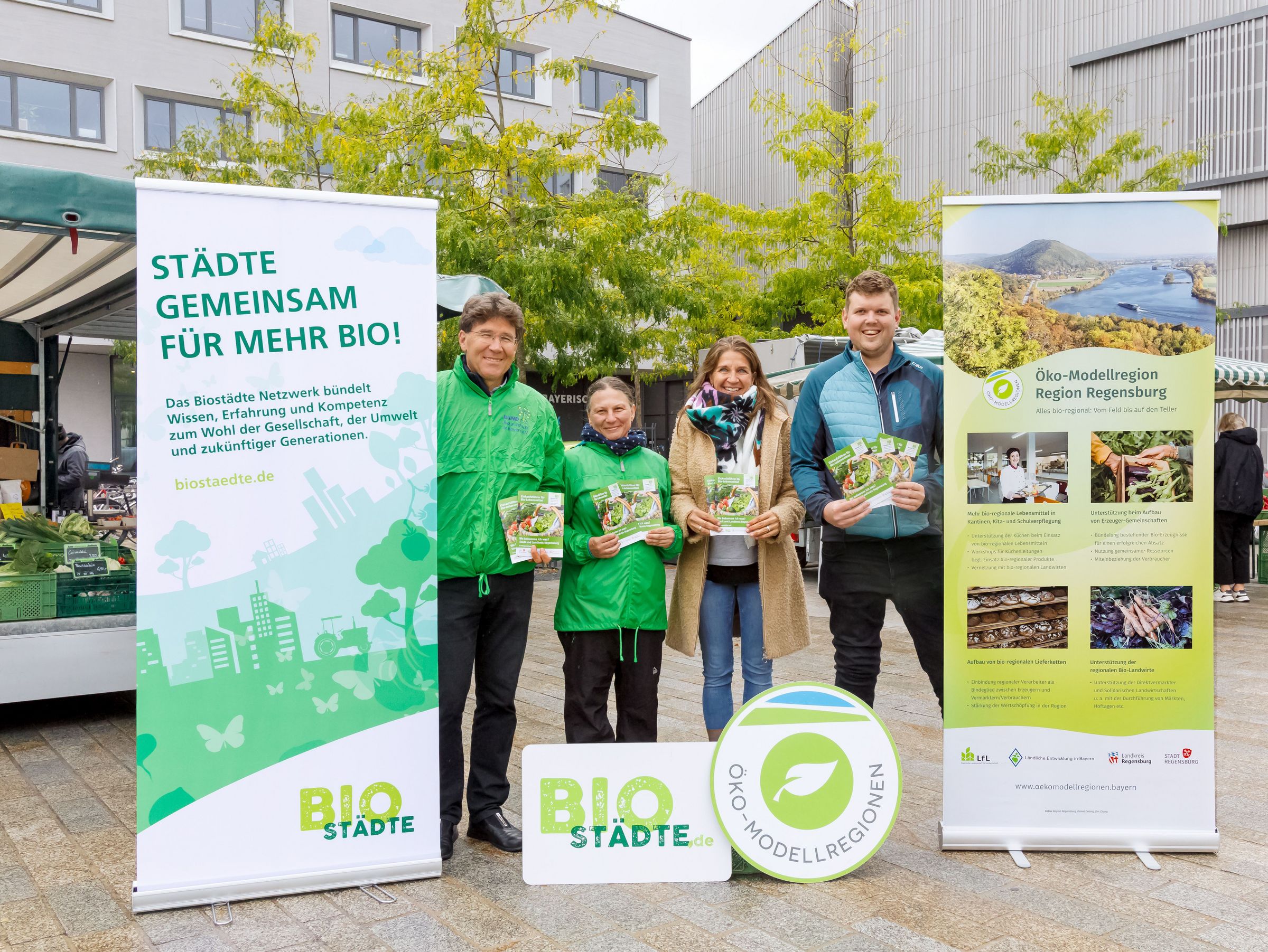 Pressevorstellung des aktualisierten Bio-Einkaufsführers 2024 am Biodonaumarkt - Foto: Stadt Regensburg, Christian Kaister